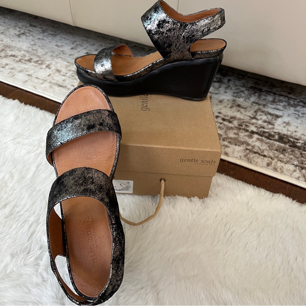 Gentle Souls Kenneth Cole Juniper Berry Metallic Graphite Wedge Sandals - 8